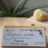 Savon artisanal au tea tree, sauge et patchouli, fabriqué à la main en Bretagne, aux propriétés purifiantes et antibactériennes naturelles