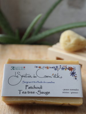 Savon artisanal au tea tree, sauge et patchouli, fabriqué à la main en Bretagne, aux propriétés purifiantes et antibactériennes naturelles