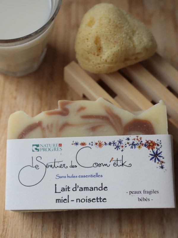 Savon artisanal au miel, amande douce et noisette, fabriqué à la main en Bretagne, 100% naturel et biologique