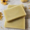 Savon artisanal à l'argile blanche, lait de coco et huile de caméline, fabriqué à la main en Bretagne, 100% naturel