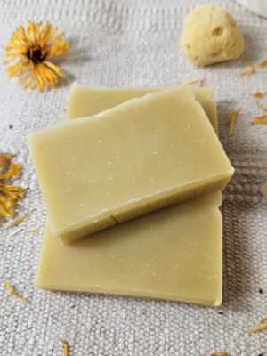 Savon artisanal à l'argile blanche, lait de coco et huile de caméline, fabriqué à la main en Bretagne, 100% naturel