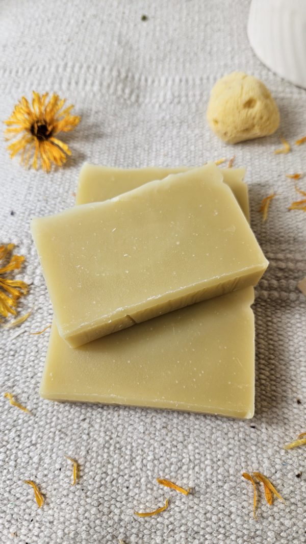 Savon artisanal à l'argile blanche, lait de coco et huile de caméline, fabriqué à la main en Bretagne, 100% naturel