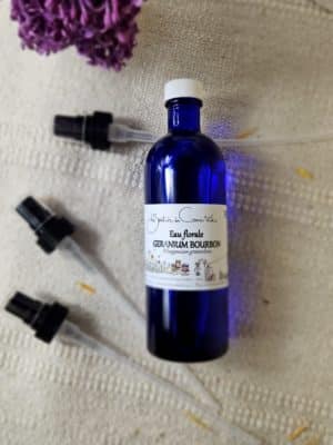 Hydrolat de géranium rosat cultivé et distillé sur place en Bretagne, 100% naturel et biologique, soin apaisant pour peaux sensibles