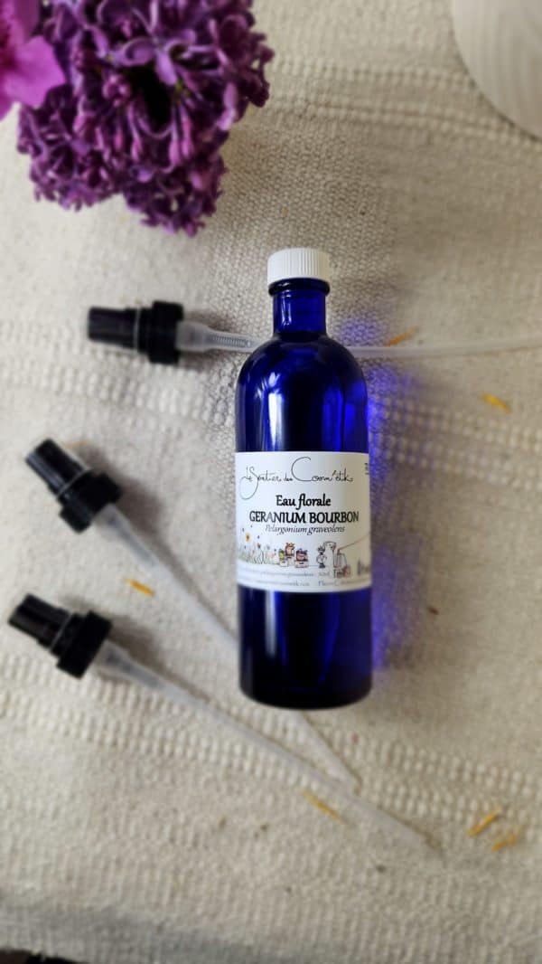 Hydrolat de géranium rosat cultivé et distillé sur place en Bretagne, 100% naturel et biologique, soin apaisant pour peaux sensibles