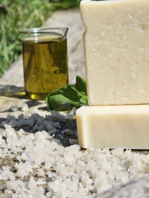 Savon artisanal thalasso au sel de mer de Saint-Armel, fabriqué à la main en Bretagne, soin exfoliant et reminéralisant naturel