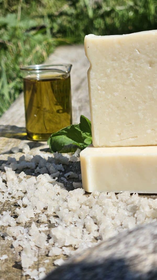 Savon artisanal thalasso au sel de mer de Saint-Armel, fabriqué à la main en Bretagne, soin exfoliant et reminéralisant naturel