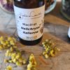 Macérat huileux d’hélichryse italienne artisanal, issu de fleurs cultivées et récoltées à la main, présenté en flacon pour soin cosmétique naturel.