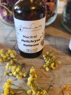 Macérat huileux d’hélichryse italienne artisanal, issu de fleurs cultivées et récoltées à la main, présenté en flacon pour soin cosmétique naturel.