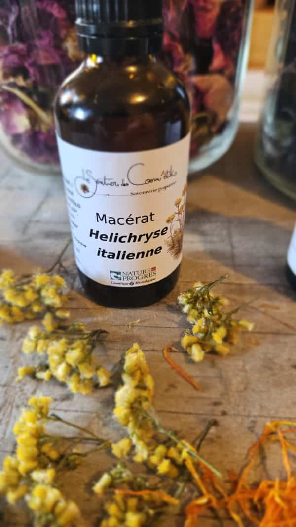 Macérat huileux d’hélichryse italienne artisanal, issu de fleurs cultivées et récoltées à la main, présenté en flacon pour soin cosmétique naturel.