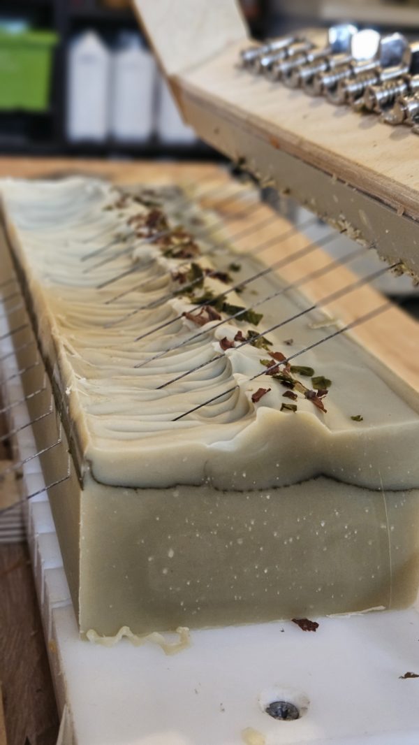 Savon artisanal thalasso aux algues marines, argile marine, hydrolat et poudre d'huître, fabriqué à la main en Bretagne, soin reminéralisant