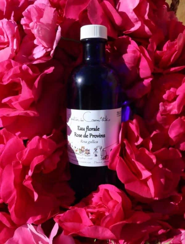 Eau florale de rose cultivée et distillée sur place en Bretagne à l'alambic, 100% naturel et biologique, soin apaisant anti-âge pour peaux sensibles