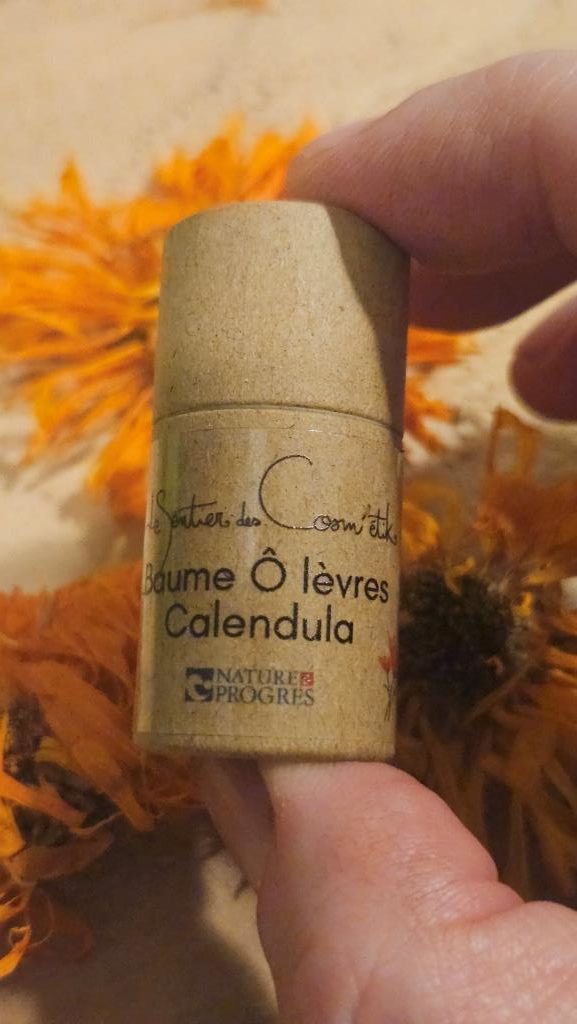 stick levre calendula. compress (3) Application du baume à lèvres au calendula – protection et douceur naturelle