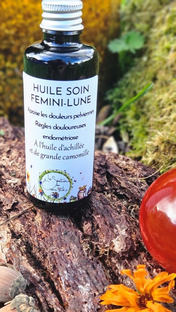 Huile botanique Endo-Calm utilisée en massage du bas-ventre pour accompagner les douleurs menstruelles.